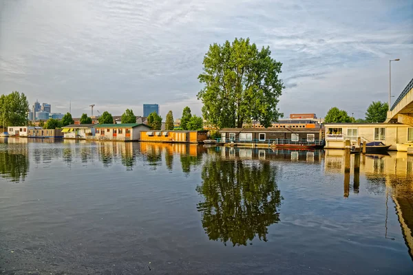 Amsterdam floating houses in river Amstel channel — Stock Photo, Image