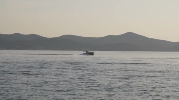 Lancha a motor en el mar Adriático cerca de Zadar — Vídeos de Stock