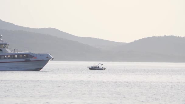 Panorama con embarcaciones en el acuatorio de Zadar — Vídeos de Stock