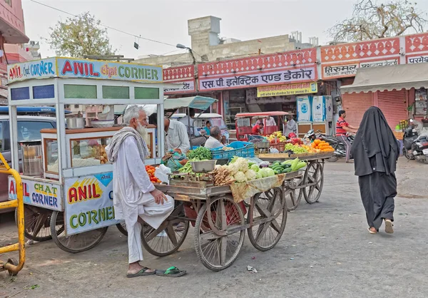 Овощные стойки Джайпура на уличном рынке в Индии — стоковое фото