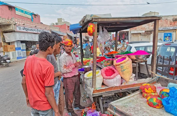 Holi Festival färger på gatumarknaden i Jaipur Indien — Stockfoto