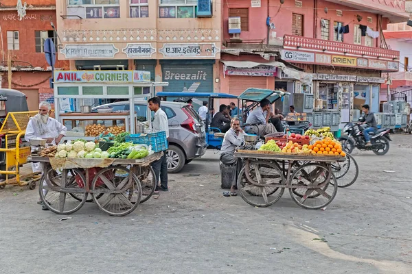 Овощные стойки Джайпура на уличном рынке в Индии — стоковое фото