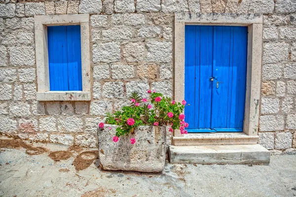Stare okna i drzwi — Zdjęcie stockowe