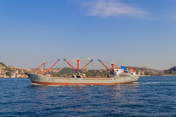 Navio navega Bósforo — Fotografia de Stock