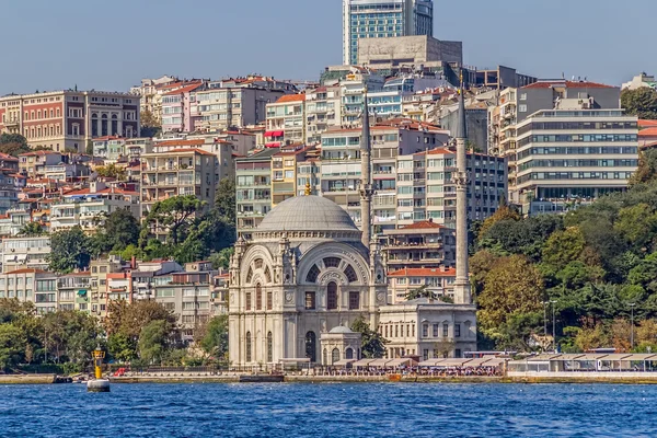 Dolmabahce mešita - pohled od Bosporu — Stock fotografie