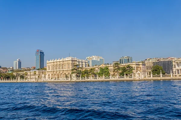 Dolmabahce palác - pohled od Bosporu — Stock fotografie