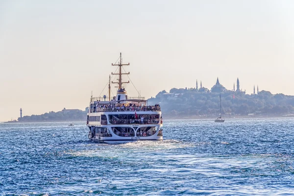 Schiff fährt istanbul — Stockfoto