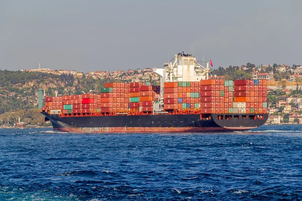 Schip zeilen Bosporus — Stockfoto