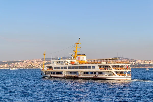 Navio navega Istambul — Fotografia de Stock