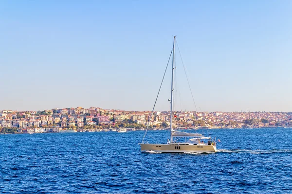 Iate navega Istambul — Fotografia de Stock