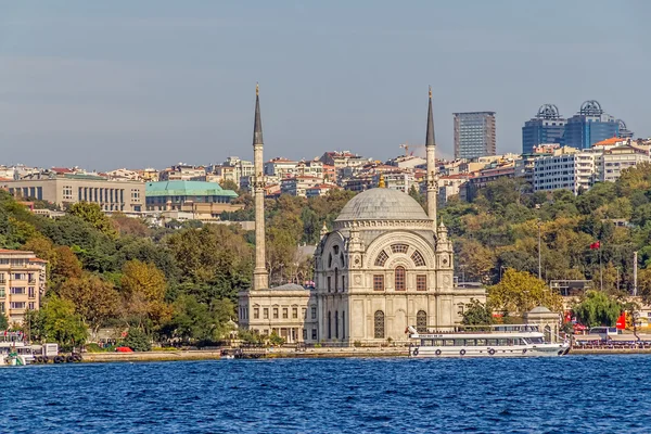 Dolmabahce moskeija — kuvapankkivalokuva