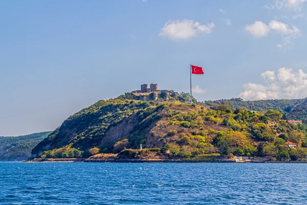 Anadolu Kavagi avec le château de Yoros — Photo