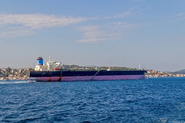 Schiff fährt am Bosporus — Stockfoto