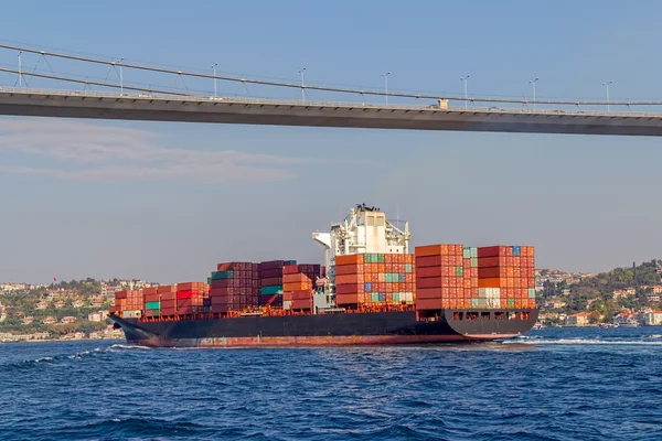 Schiff fährt am Bosporus — Stockfoto