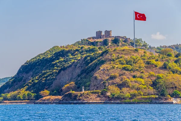 Anadolu Kavagi avec le château de Yoros — Photo