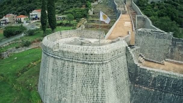 Ston middeleeuwse stad met Fort Arcimun — Stockvideo