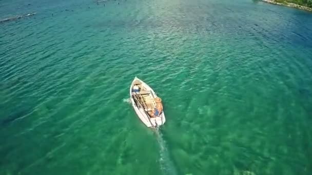 Luchtfoto van een vissersboot in Mali Ston Bay — Stockvideo