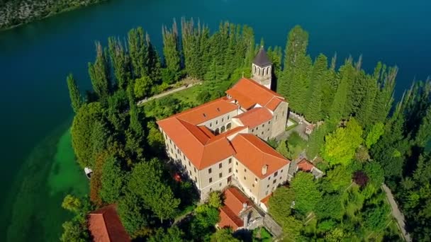 Монастырь Висовац, воздушный кадр — стоковое видео