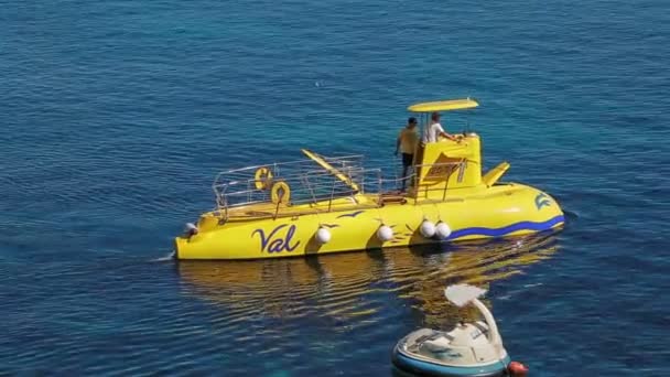 Semissubmarino amarelo no mar azul — Vídeo de Stock