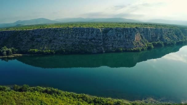 Brljan lago scogliera ripida — Video Stock