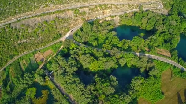 Weg rond Brljan meer, luchtfoto — Stockvideo