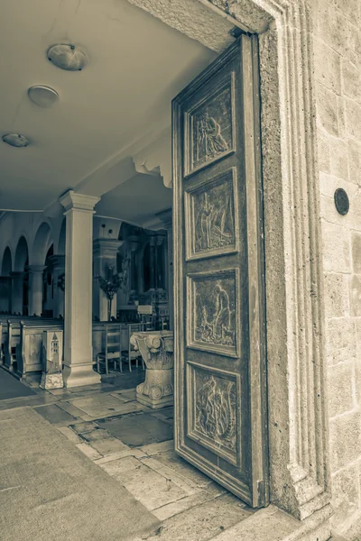 Drzwi Kościoła Supetar — Zdjęcie stockowe
