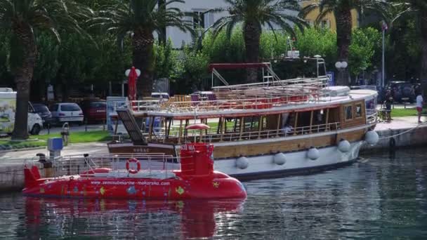 Makarska, semisubmarine a turistická loď — Stock video