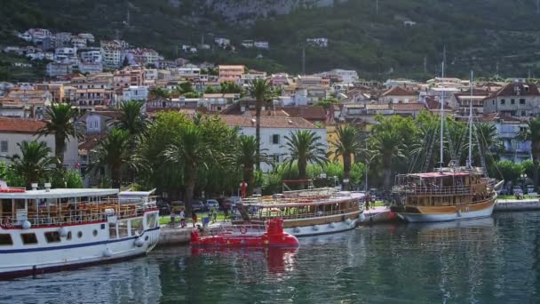 Makarska, bateaux de tourisme dans le port — Video