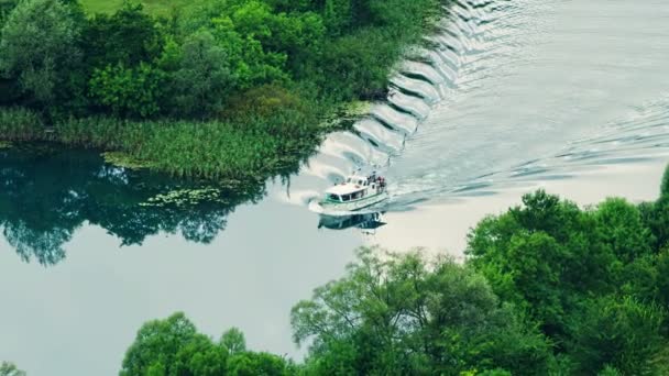 Човен плаває в річці Крка — стокове відео