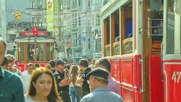 Avenyn İstiklâl Caddesis jam i Istanbul — Stockvideo