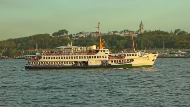 Touristenboote in Istanbul — Stockvideo