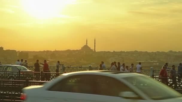 Fatih cami vanaf galata brug — Stockvideo