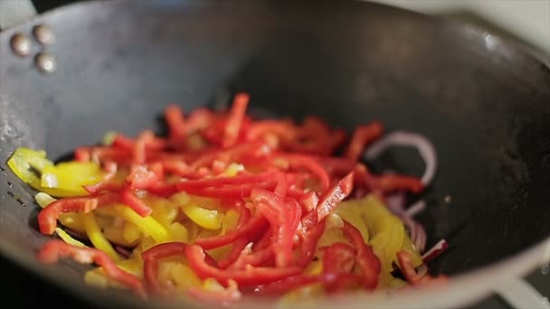 Steka i en wok — Stockvideo
