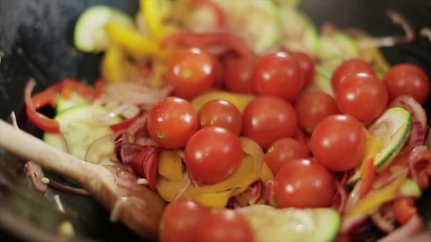 Friture vagetables dans un wok — Video