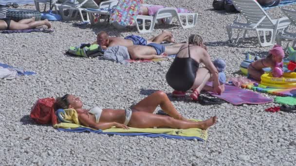 Primosten tomar el sol en la playa — Vídeo de stock