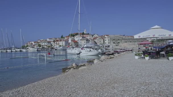 Primosten boat leaving the port — Stock Video