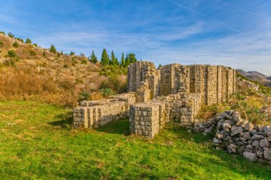 Sekiz onuncu yüzyıldan kalma kilise taraflı