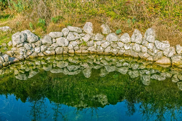 Oude water trog op het gebied — Stockfoto