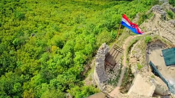 Σημαία της Κροατίας Necven ερείπια, εναέρια — Αρχείο Βίντεο