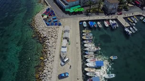 Port de Sutivan sur l'île de Brac, prise de vue aérienne — Video