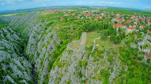 Drnis, Gradina fortress aerial descenting shot — Stock Video