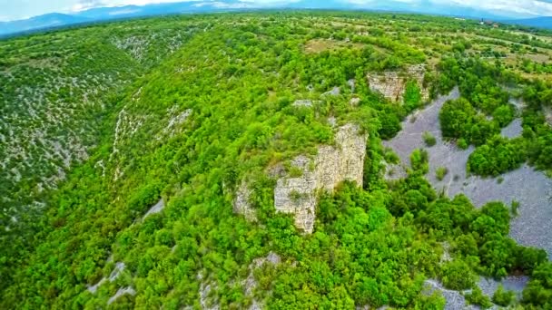 Benteng Bogocin, abad pertengahan tetap di tebing — Stok Video