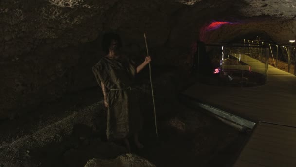 Пещерный музей — стоковое видео
