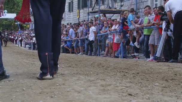 Sinj Alka doorgeven aan de renbaan — Stockvideo