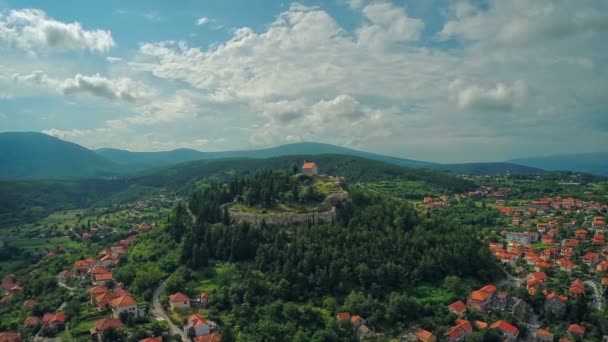 Gamla stan på kullen ovanför staden Sinj — Stockvideo