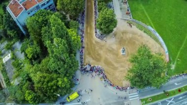 Alka parça insanlar tribünlerde ile