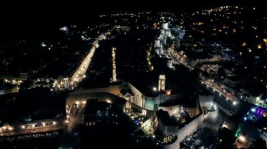 Dubrovnik'in tarihi kent merkezine geceleri sokak Placa.
