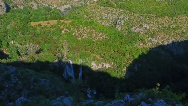 Panorama över Manojlovac vattenfallet på Krka-floden — Stockvideo