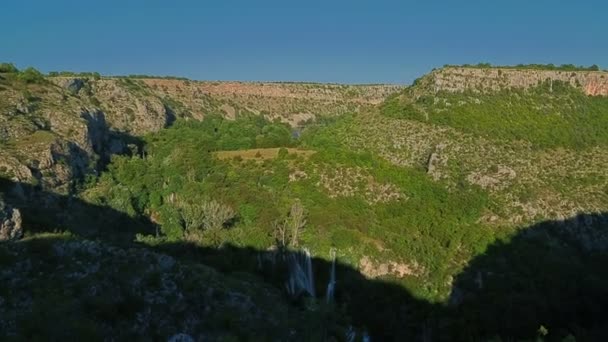 Blick auf den Wasserfall Manojlovac am Fluss Krka — Stockvideo