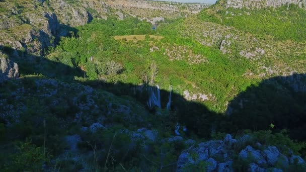 Panorama över Manojlovac vattenfallet på Krka-floden — Stockvideo